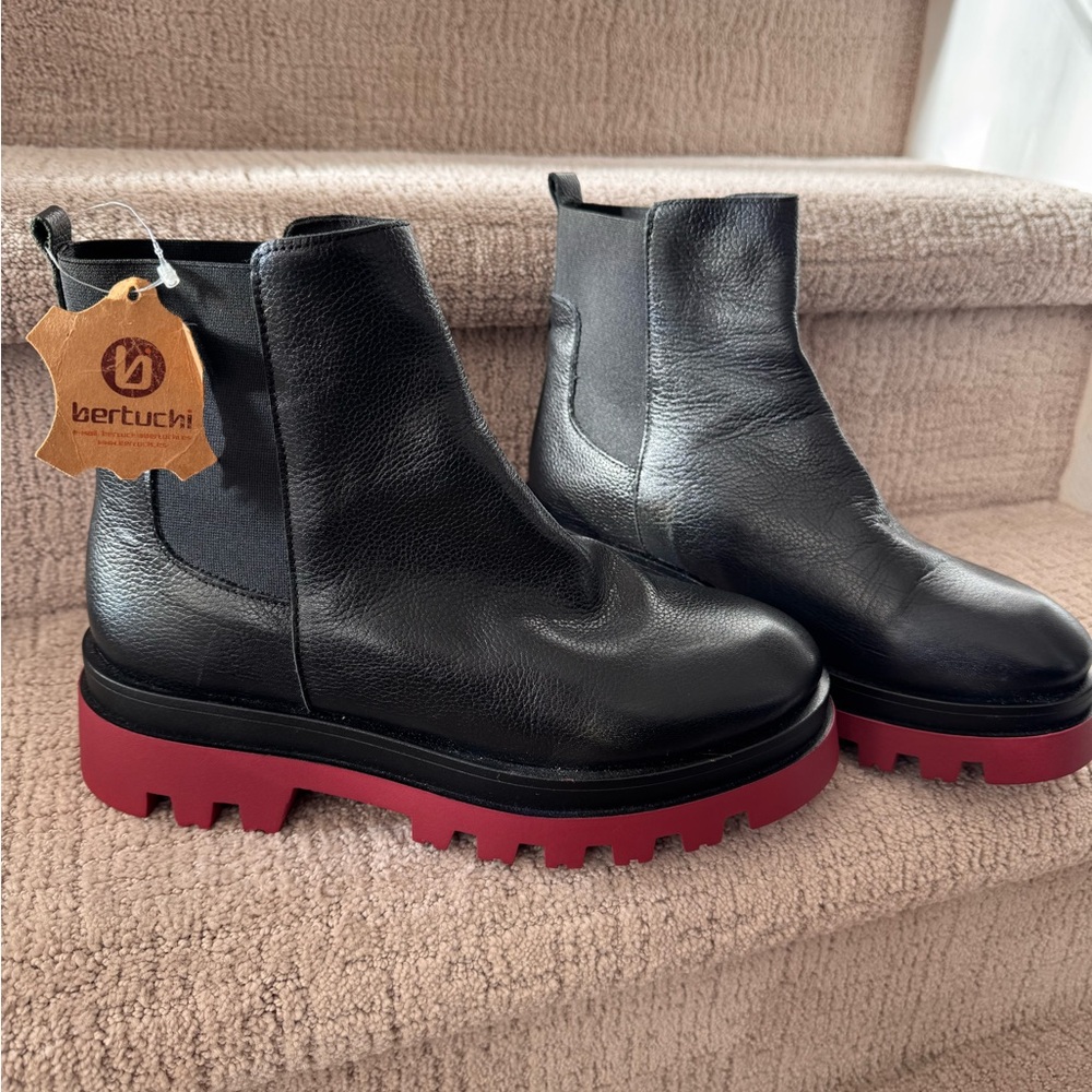 Women NEW BERTUCHI Made In Spain Black Leather Lug Sole Chelsea Boots US…